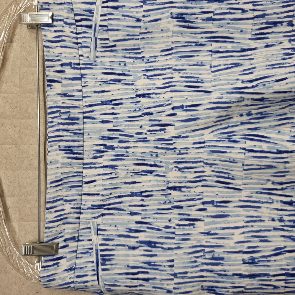 Chico's Blue and White Abstract Print Stretch Shorts - Picture 2 of 6